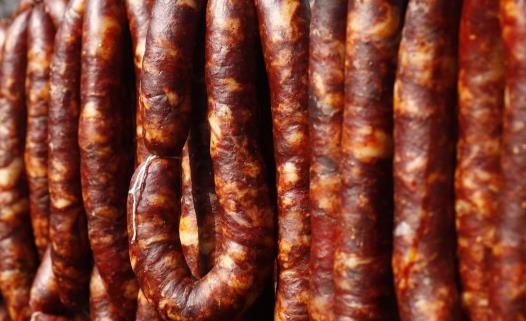 香肠晒出油是好还是坏 香肠出油了怎么办-很美的