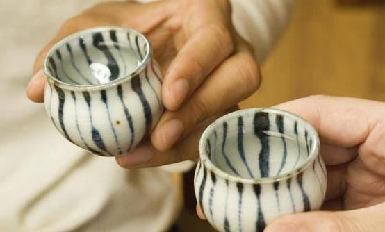 适量喝酒也能带来益处 饮酒有助预防关节炎-很美的