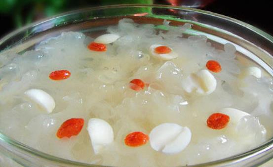 银耳莲子羹清凉解热 银耳莲子羹的做法-很美的
