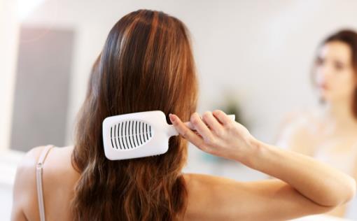 早晚梳头100次,若能坚持六个月,这些喜人变化或许悄悄降