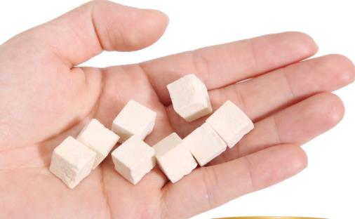 茯苓有酸味和没酸味的哪个好 茯苓泡水变黑还能吃吗-很美的