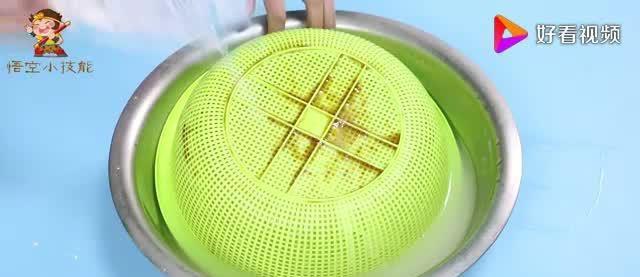 菜篮子缝隙难清洗?倒点白醋和淀粉,菜篮子的油污都洗净