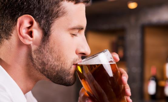 喝酒时伤肝又伤胃的饮食揭秘 喝酒的各种不宜事项-很美的