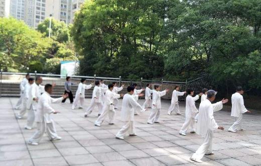 练太极拳是中老年人必备运动 坚持练太极拳的好处-很美的