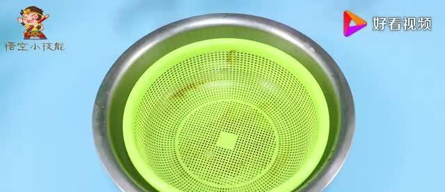 菜篮子缝隙难清洗?倒点白醋和淀粉,菜篮子的油污都洗净