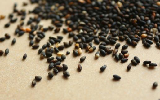 黑芝麻会掉色是真的还是假的 真正的黑芝麻里面是白的还是黑的-很美的