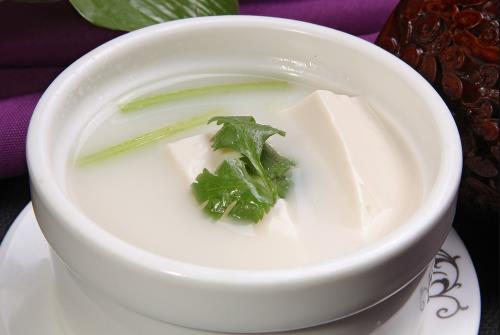 夏季补水就喝养生汤 有菜有肉有豆腐预防中暑-很美的