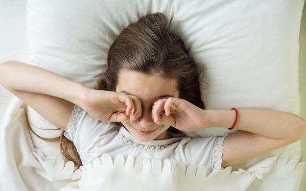 早起3不要,睡前4远离,不要着急起床,要吃早餐,远离熬夜-很美的