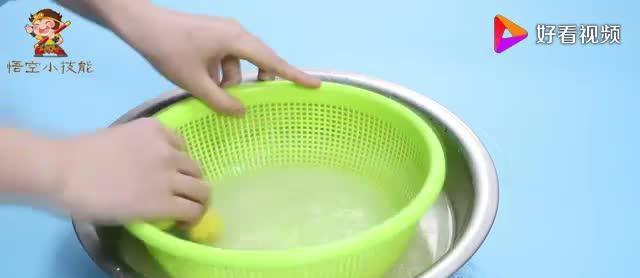 菜篮子缝隙难清洗?倒点白醋和淀粉,菜篮子的油污都洗净