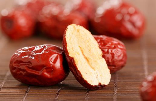 爱吃红枣的人要注意 吃红枣的时间选错相当于吃毒药-很美的