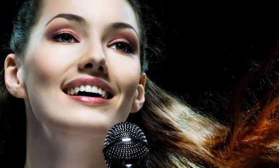 唱歌发烧友保护嗓子 唱前先热身少唱高音-很美的