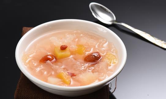 冰糖雪梨有止咳润肺功效 冰糖雪梨梨是关键食材-很美的