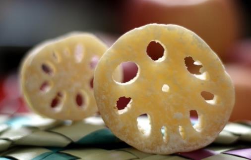 莲藕清热凉血营养价值高 挑选要闻气味看颜色尝味道-很美的