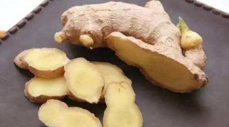 生姜放久了失去水分干巴巴的,这样保存,可以吃一年新鲜生姜