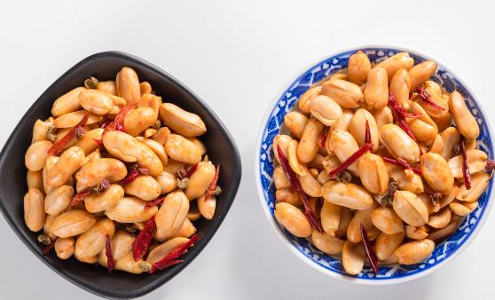 炸花生米时,别直接下锅,大厨教你一招,省油又好吃,酥脆不返潮