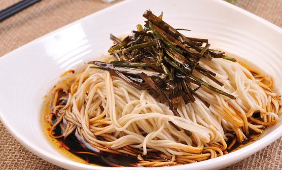 面食制作方法丰富多样 葱油拌面的家常做法-很美的