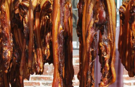 腊肉长白色的霉还能吃吗 腊肉长霉了要怎么处理图片-很美的