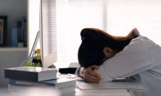 午睡能振奋精神增强记忆力 正确的午睡姿势对健康会更好-很美的