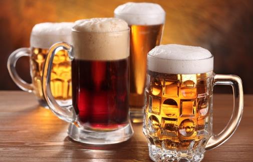 黑啤酒黄啤酒夏天应该喝哪种 不管好坏喝酒都要适量-很美的