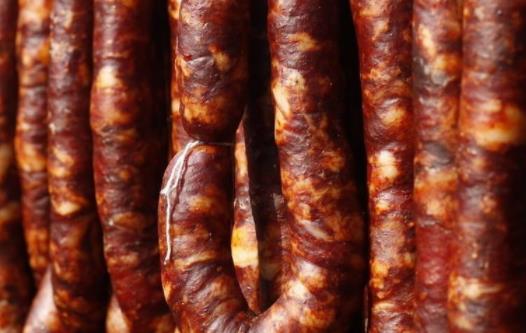 晒香肠可以开风扇吹干吗 香肠晒好后怎么保存-很美的