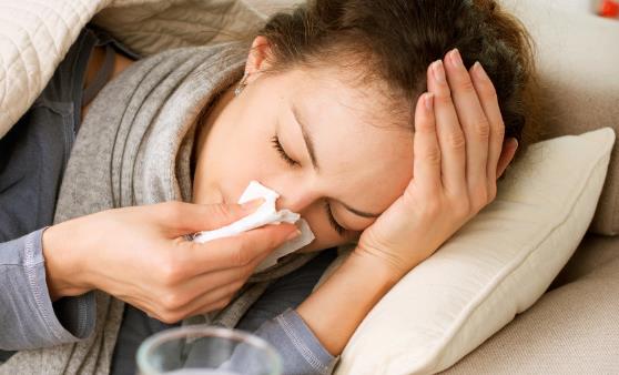 用吃来缓解感冒 少吃多餐及时补水-很美的