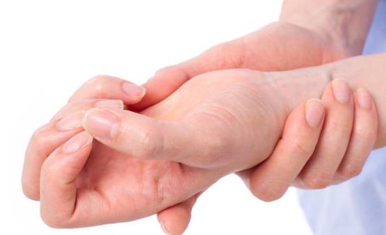 痛风患者必须坚持的饮食原则 推荐治疗痛风的中药方-很美的