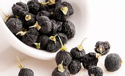 黑枸杞泡水喝大便会变黑吗 女人吃黑枸杞好还是红枸杞子好-很美的