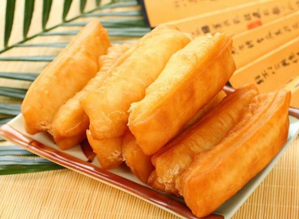 炸油条的面是用冷水还是热水和面 炸油条的面要醒多长时间