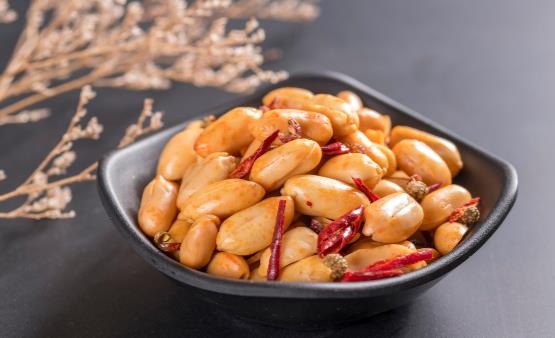 炸花生米时,别直接下锅,大厨教你一招,省油又好吃,酥脆不返潮