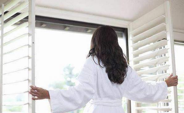 新型冠状病毒可以开窗通风吗 开窗通风病毒会进来吗 什么时候开窗-很美的