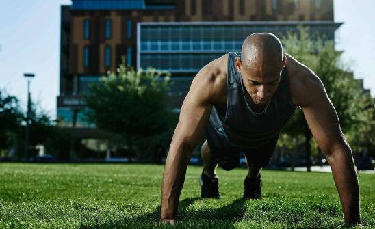 做俯卧撑的10个技巧 俯卧撑的8种练习方式-很美的