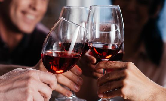 红酒为什么要用软木塞密封还横着放 正确开瓶方法让你摆脱尴尬-很美的