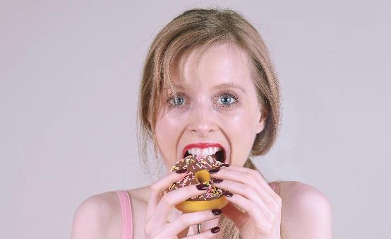 吃不对晚上的睡眠质量也不会太好 甜食吃太多让入眠更困难-很美的