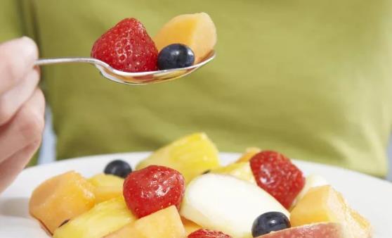 吃水果应讲究方法 有的水果也不能随便吃-很美的