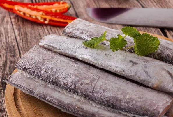 带鱼清洗:解冻、剪去头部和鱼鳍,剪开鱼肚切段,掏内脏用水洗净