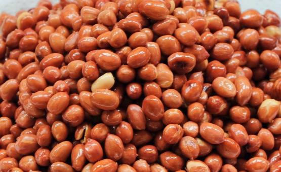 炸花生米时千万别直接下锅 让美味花生米酥脆不返潮的诀窍-很美的