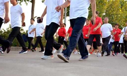 日行万步并不能一刀切 正确健步记住5点-很美的