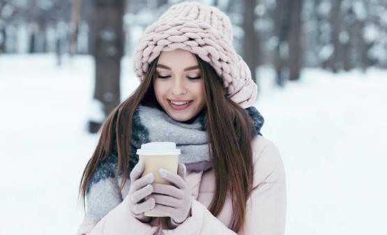 冬季穿衣不是越多越好 冬季养生要保三暖防烫伤-很美的