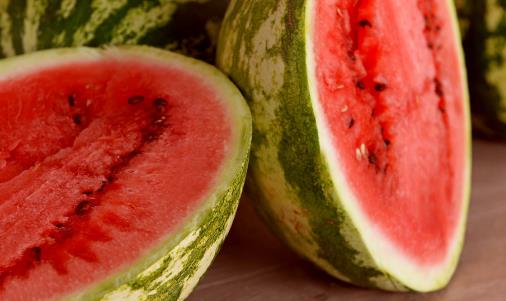 切开西瓜用保鲜膜盖住细菌多 吃冰镇西瓜易腹泻腹痛-很美的
