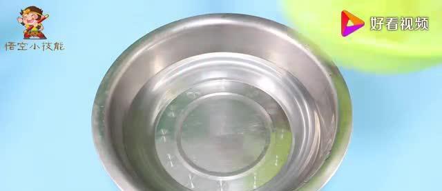 菜篮子缝隙难清洗?倒点白醋和淀粉,菜篮子的油污都洗净-很美的