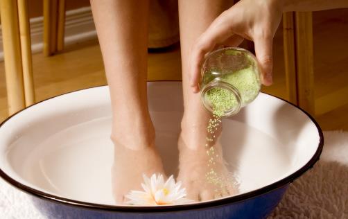 坚持长期热水泡脚好处多 泡脚材料及泡脚容器的要求-很美的