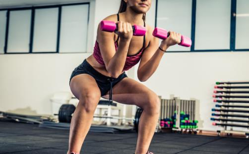 深蹲要量力而行循序健康 有益健康的蹲式运动有哪些-很美的