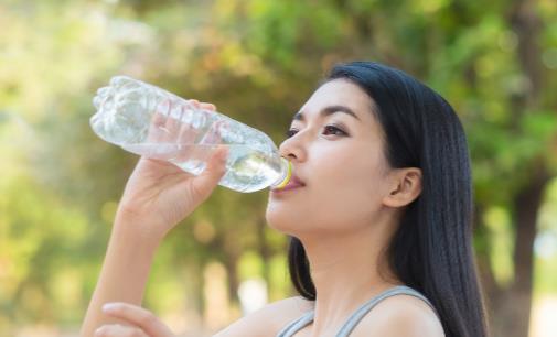 饮食上常见的几个误区 并不是褐色面包就是全麦面包-很美的