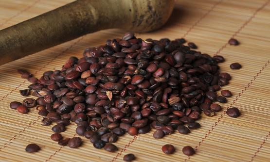 中药用来熬汤改善睡眠 六款滋补养生的安神汤-很美的