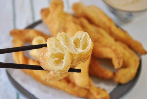 炸油条的面是用冷水还是热水和面 炸油条的面要醒多长时间-很美的