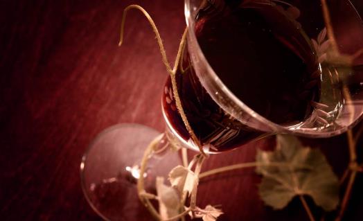 没有开瓶器怎么开红酒-很美的