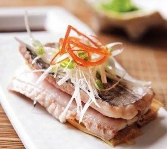 带鱼清洗:解冻、剪去头部和鱼鳍,剪开鱼肚切段,掏内脏用水洗净