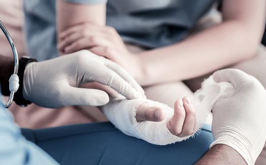 磕磕碰碰划伤皮肤 外伤用药使用注意事项-很美的