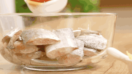 带鱼清洗:解冻、剪去头部和鱼鳍,剪开鱼肚切段,掏内脏用水洗净