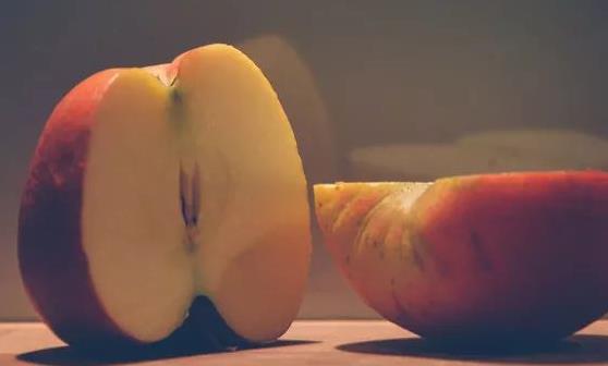 吃苹果减缓皮肤老化提高记忆力 晚上吃苹果的禁忌-很美的